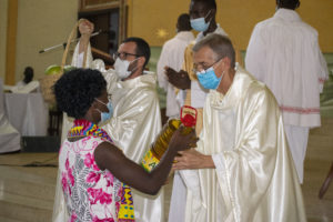 Pere Olivier NELLE recevant les offrandes 